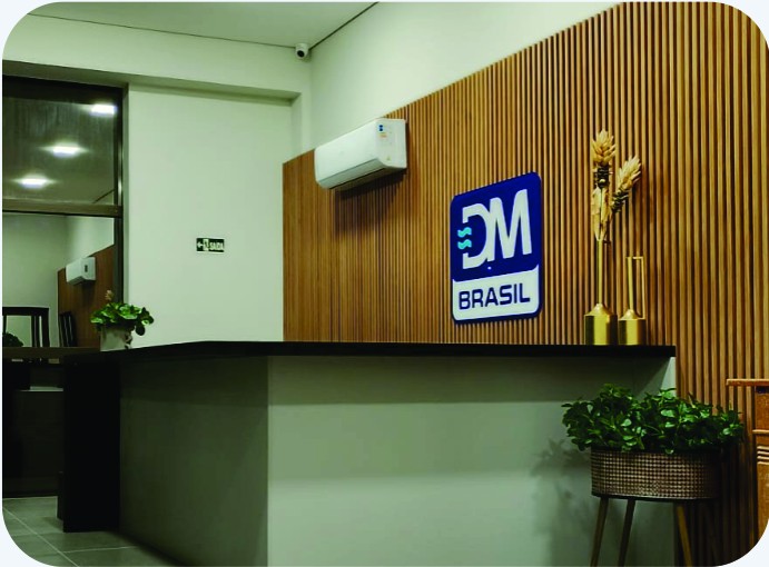 Logo em acrílico na recepção da DM Brasil